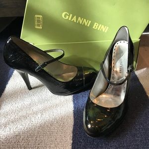 Black patent leather pumps